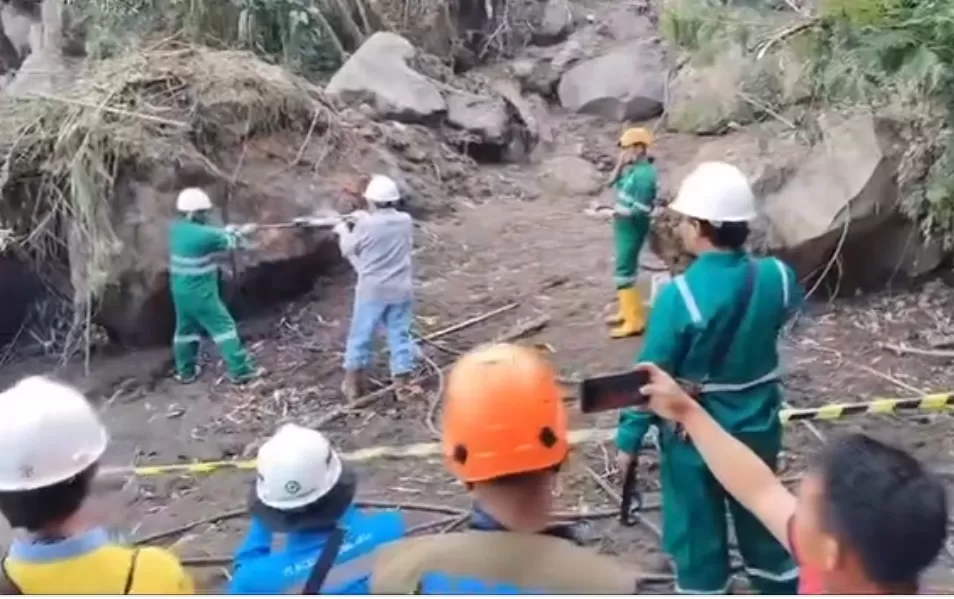 BNPB Mulai Ledakkan Batu Besar Material Gunung Marapi Untuk Cegah ...