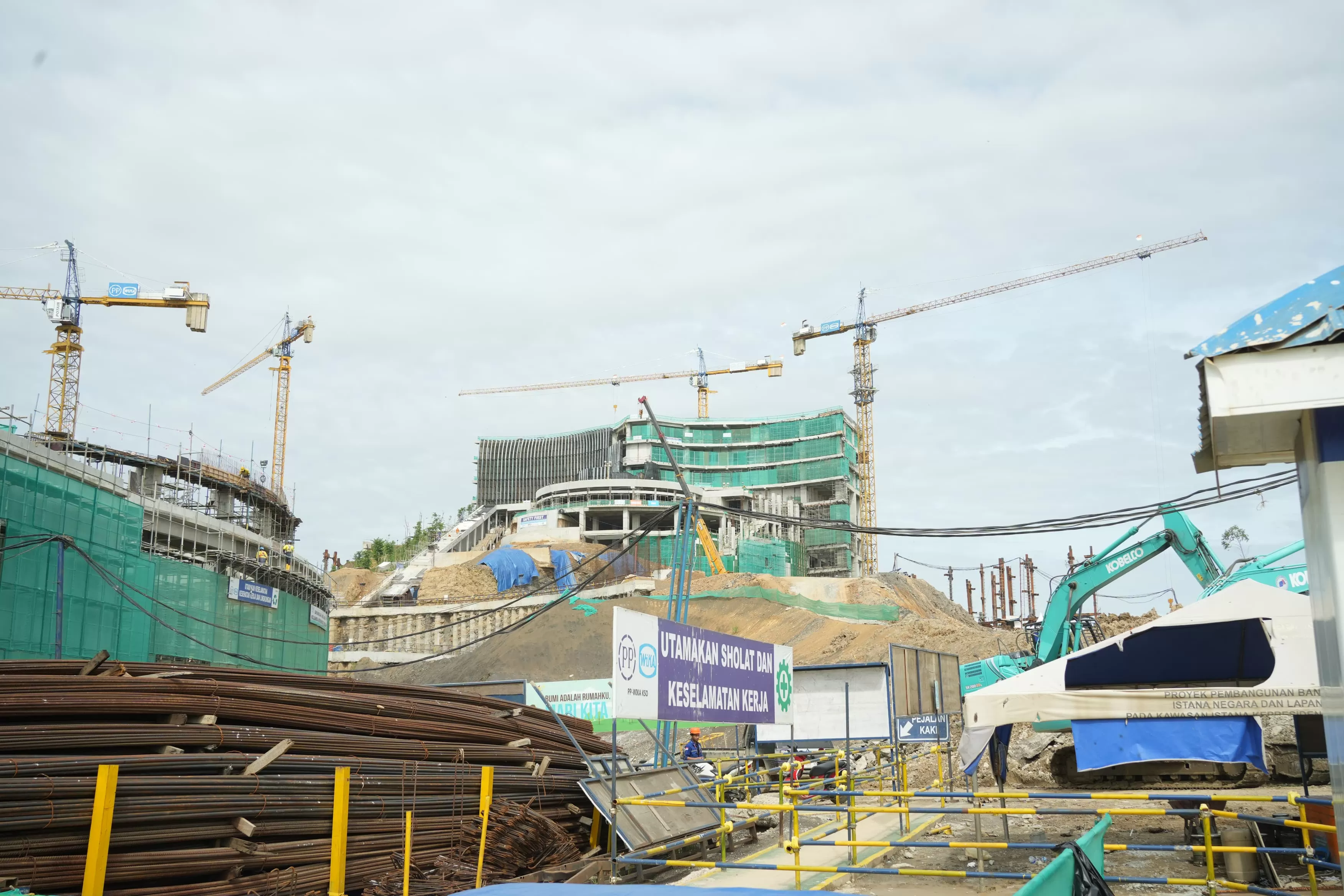  Kepala Otorita Ibu Kota Nusantara (OIKN) Bambang Susantono menyebut, perkembangan pembangunan Ibu Kota Nusantara (IKN) hingga akhir Januari 2024 berjalan sesuai dengan target yang telah ditetapkan.  