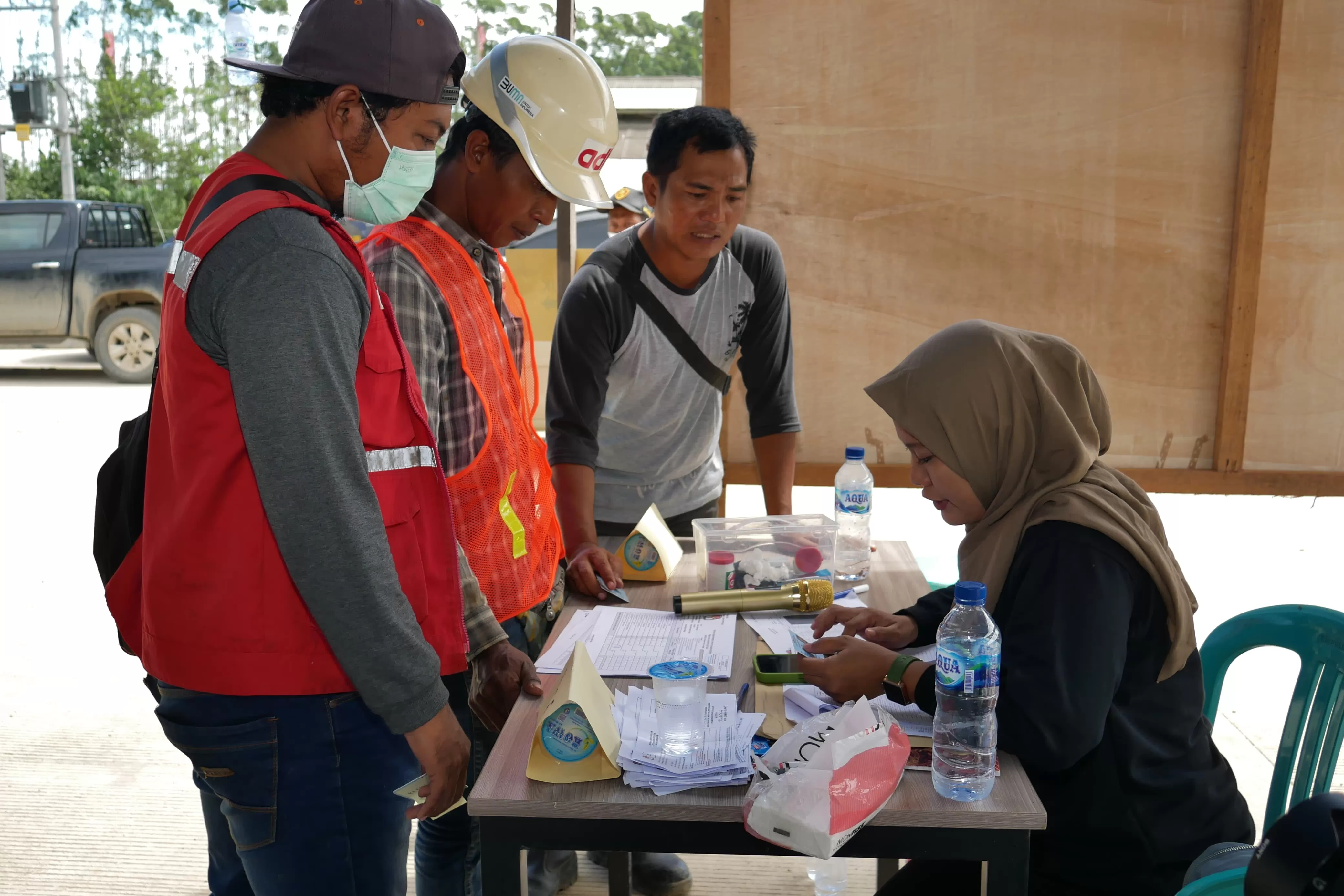 Para pekerja di IKN memberikan suaranya di TPS setempat.