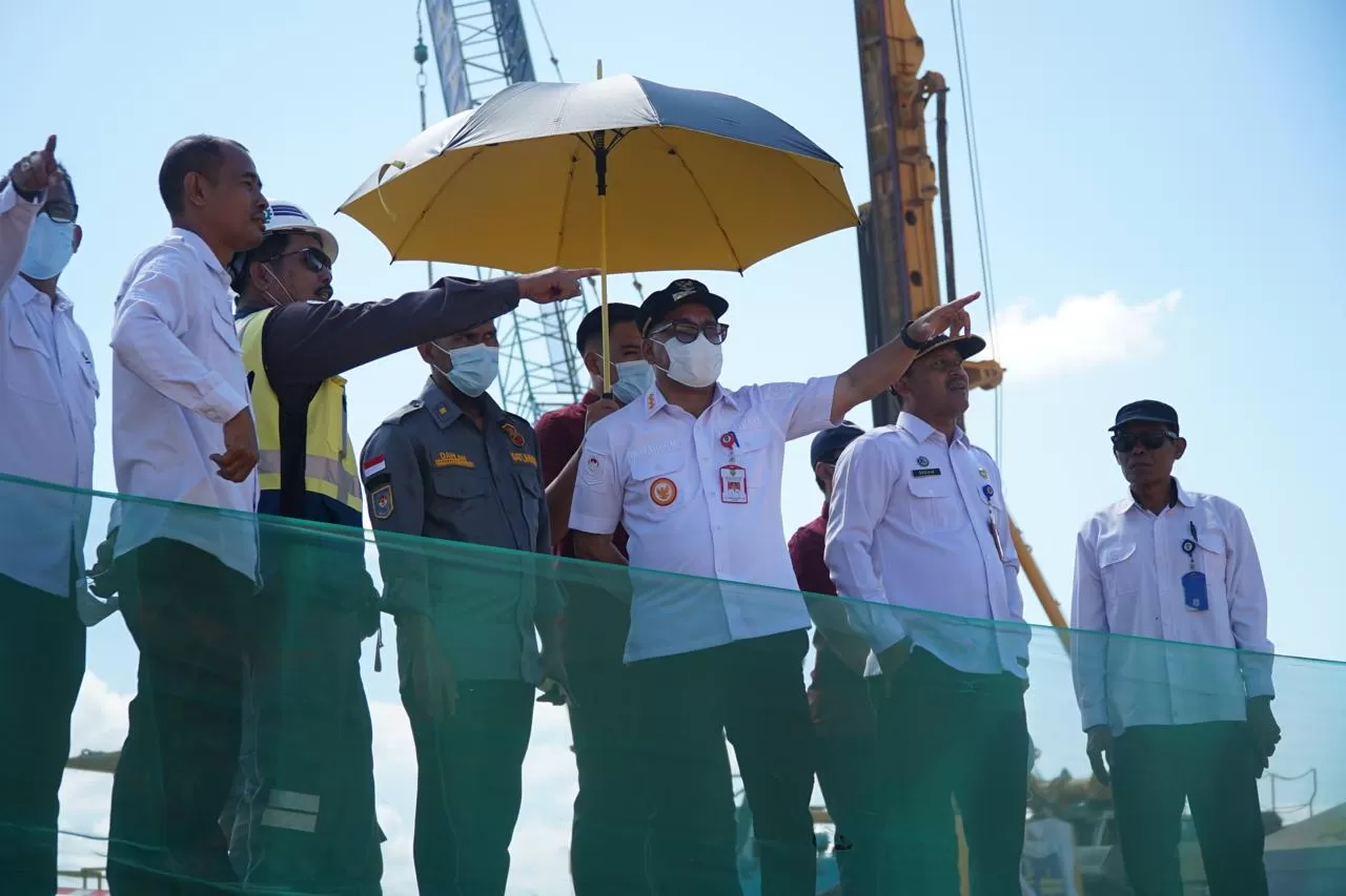 Penjabat (Pj) Bupati Penajam Paser Utara (PPU) Makmur Marbun melakukan peninjauan proyek pembangunan Bandar Udara (Bandara) Very-Very Important Person (VVIP) Ibu Kota Nusantara (IKN) pada Rabu 21/2