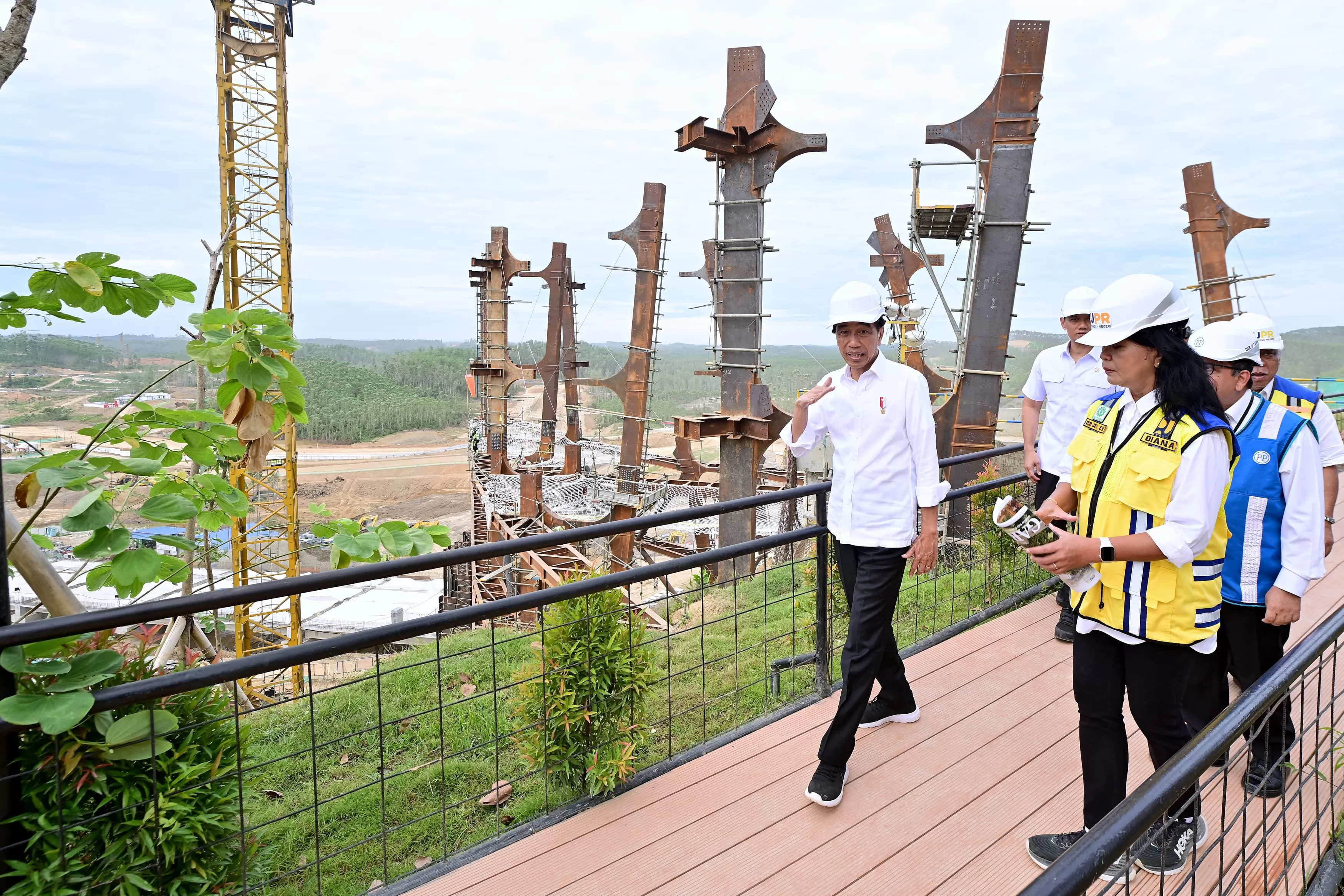 residen Joko Widodo meninjau progres pembangunan Kantor Presiden di Kawasan Ibu Kota Nusantara (IKN), Jumat, 1 Maret 2024.