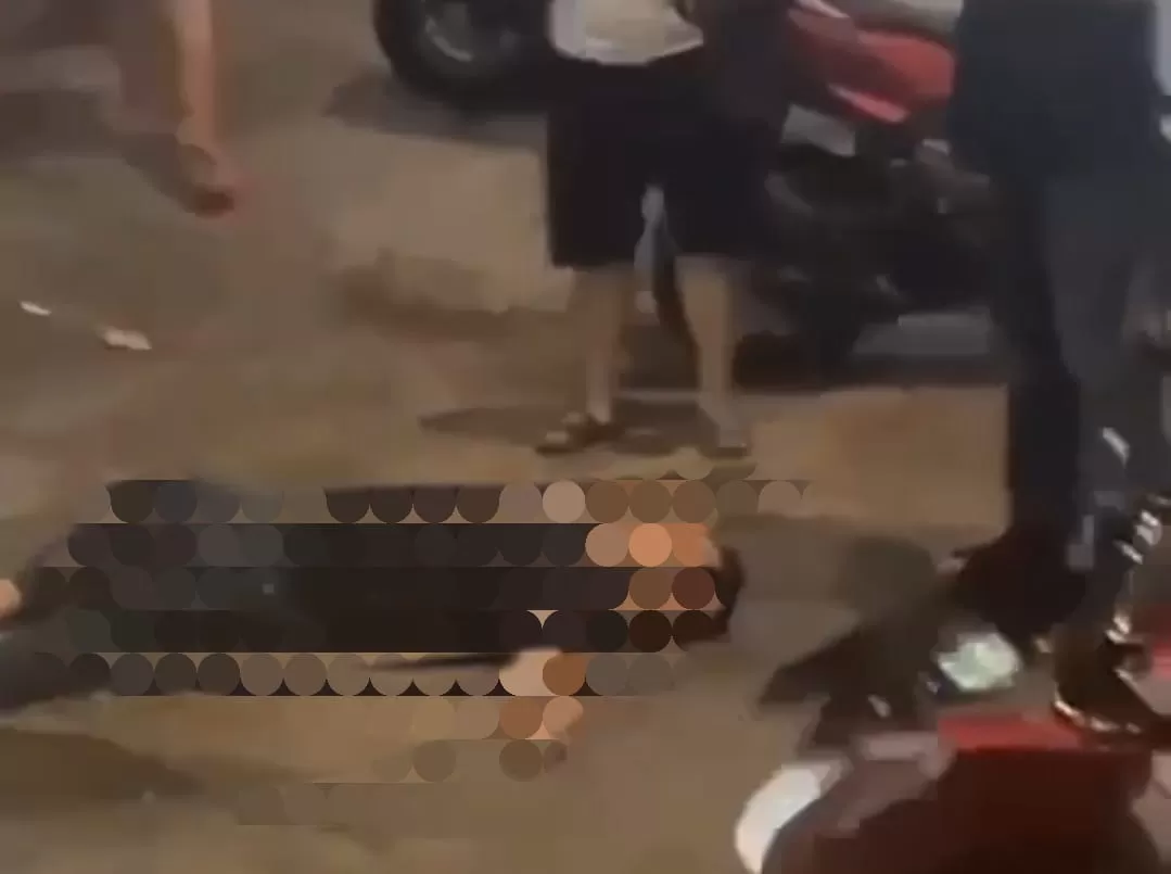 Seorang pria berinisial MI (29) tewas setelah mengalami luka tusuk bagian dada di depan Hotel Sevensix