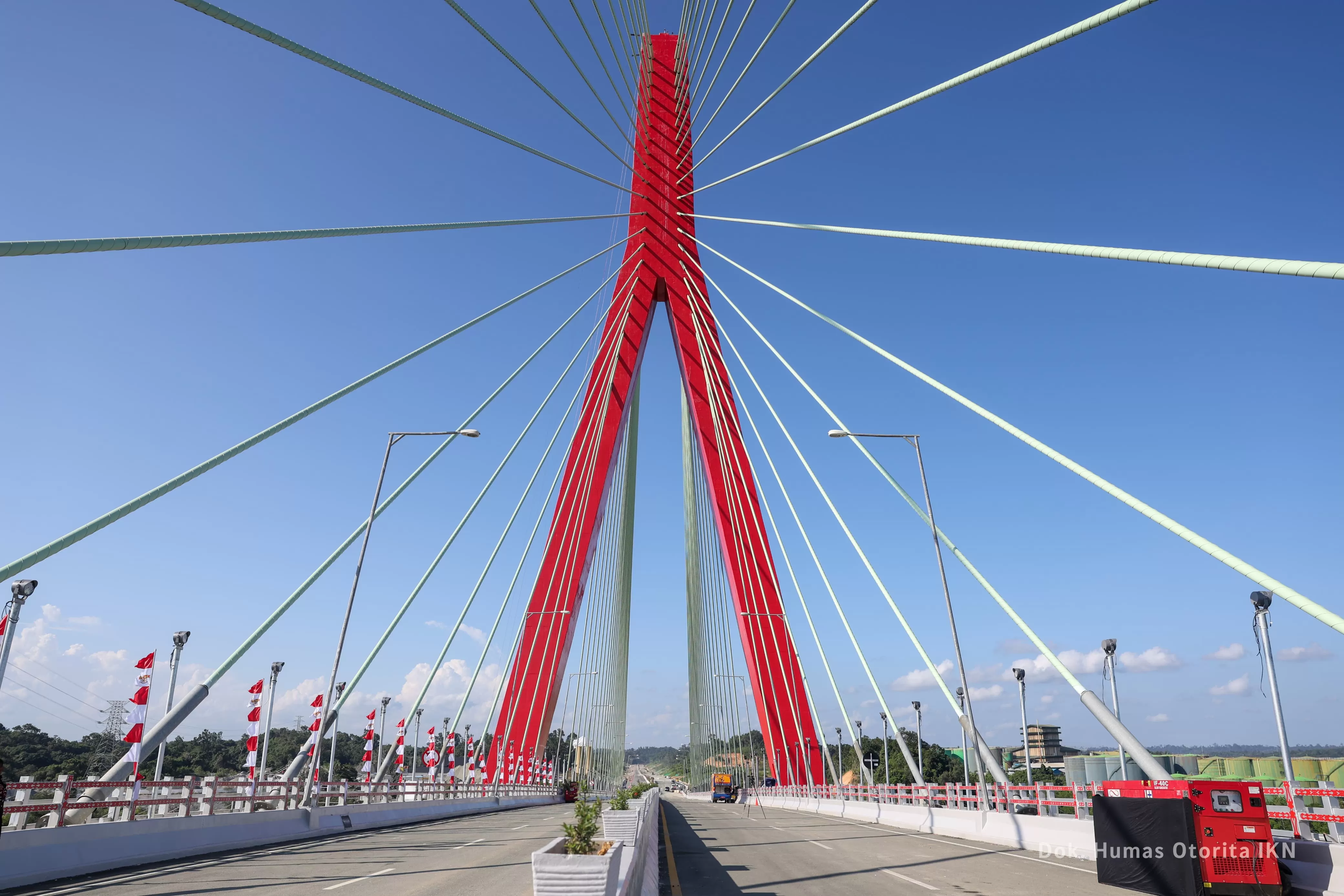 Menteri PUPR sekaligus Plt Kepala Otorita IKN, Basuki Hadimuljono, mengungkapkan bahwa dua akses utama telah disiapkan untuk memfasilitasi perjalanan dari SAMS Sepinggan menuju IKN. 