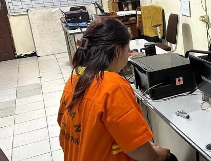 Modus NP cukup cerdik. Ia membuat grup WhatsApp untuk berkomunikasi dengan para korban. Menawarkan jaminan bisa memasukkan anak-anak mereka ke SMK favorit dengan imbalan uang. 