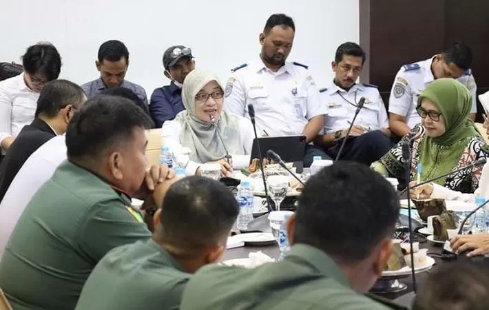 Rapat yang dipimpin oleh Sekda Provinsi Kaltim, Sri Wahyuni, bertujuan memastikan seluruh aspek protokol dan logistik terkait kirab bendera dan teks proklamasi siap menjelang 10 Agustu 2024