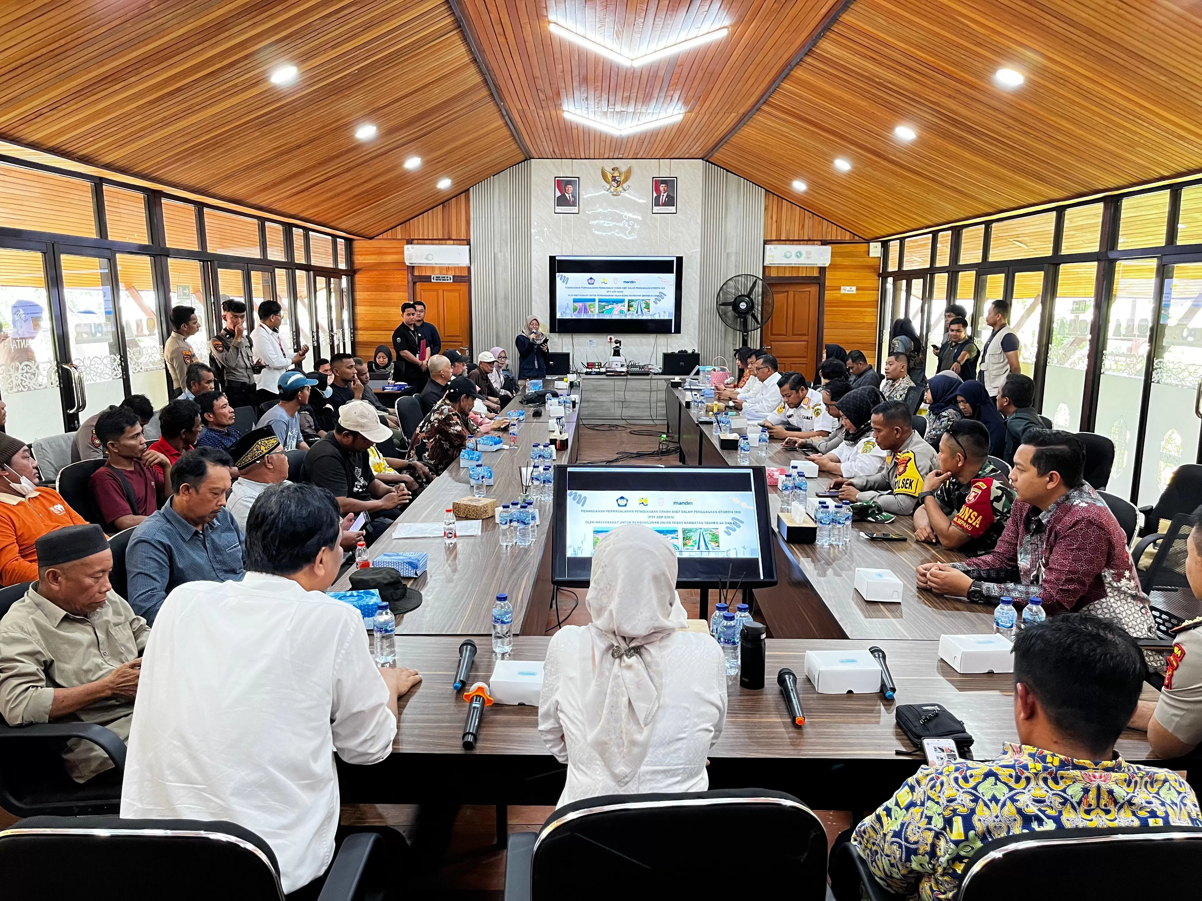 Acara seremonial dilaksanakan pada Rabu, 18 Desember 2024, di Kantor Proyek Jalan Bebas Hambatan 6B, Kecamatan Sepaku, Kabupaten Penajam Paser Utara.