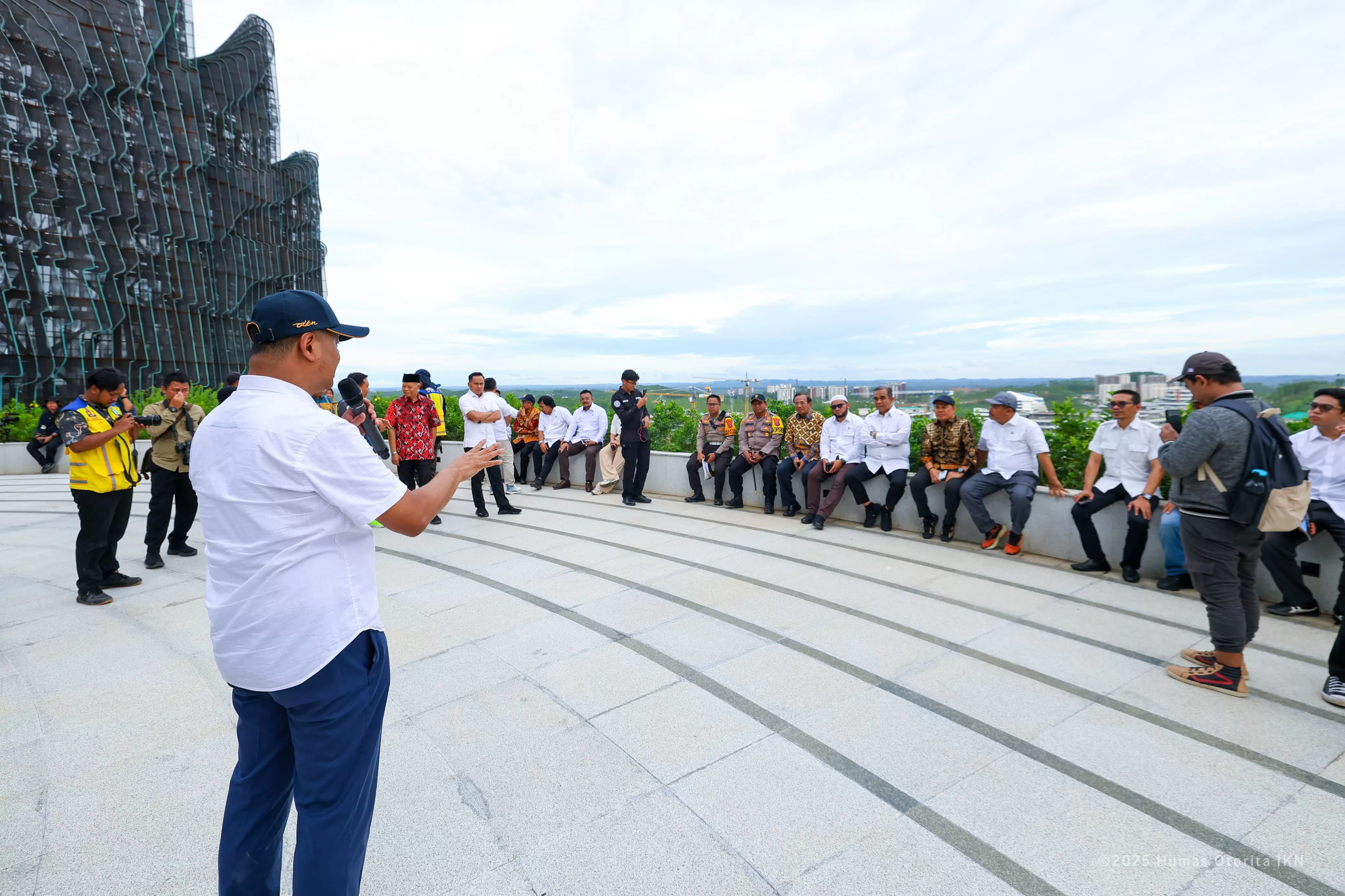 Agung menjelaskan bahwa setiap investor yang melakukan groundbreaking telah menandatangani Perjanjian Kerja Sama (PKS) Pemanfaatan Lahan dengan Otorita IKN. 