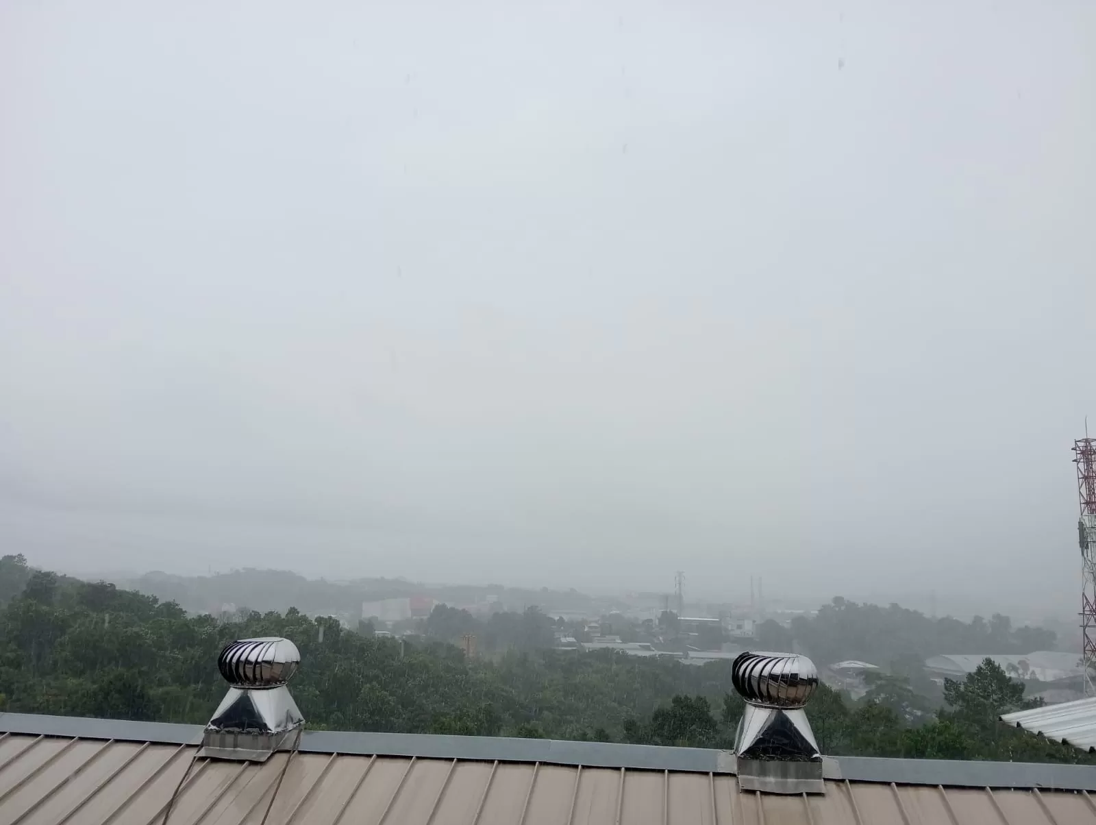 Kota Balikpapan diguyur hujan sejak dinihari hingga siang hari