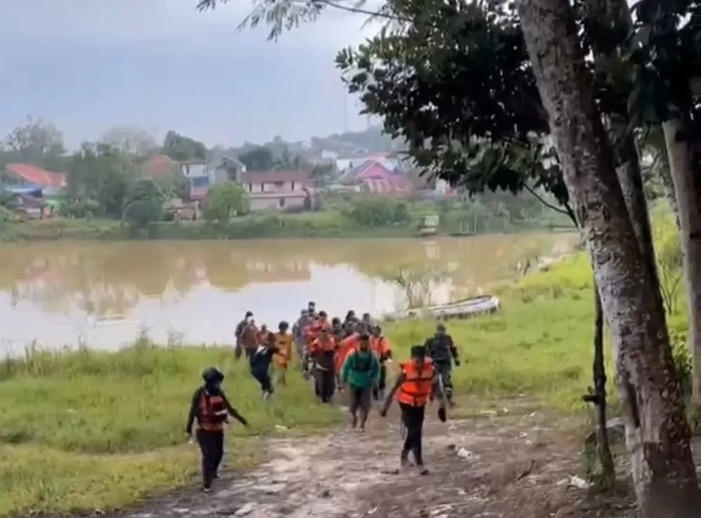 Tim SAR Gabungan mengevakuasi korban usai ditemukan tak bernyawa di Waduk Wonorejo