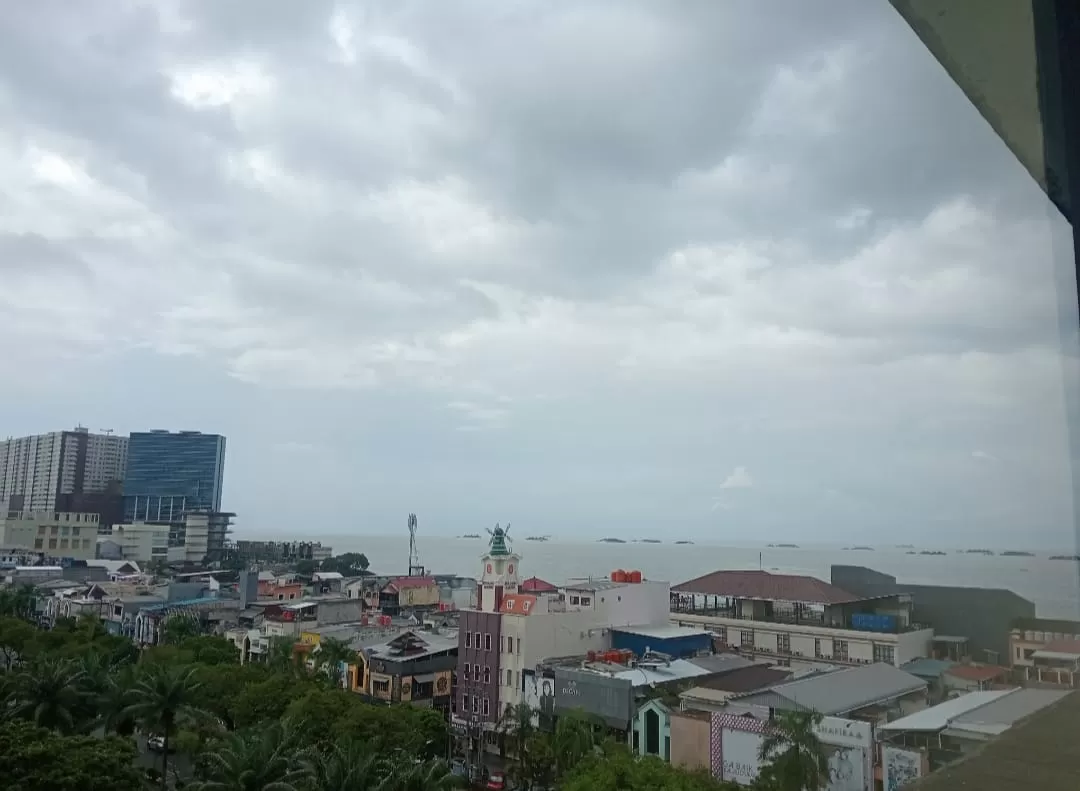  Kondisi cuaca di Kota Balikpapan akhir-akhir ini tak menentu. Masyarakat pun diimbau untuk selalu waspada dan melaporkan kepada pihak berwajib jika ada potensi bahaya 