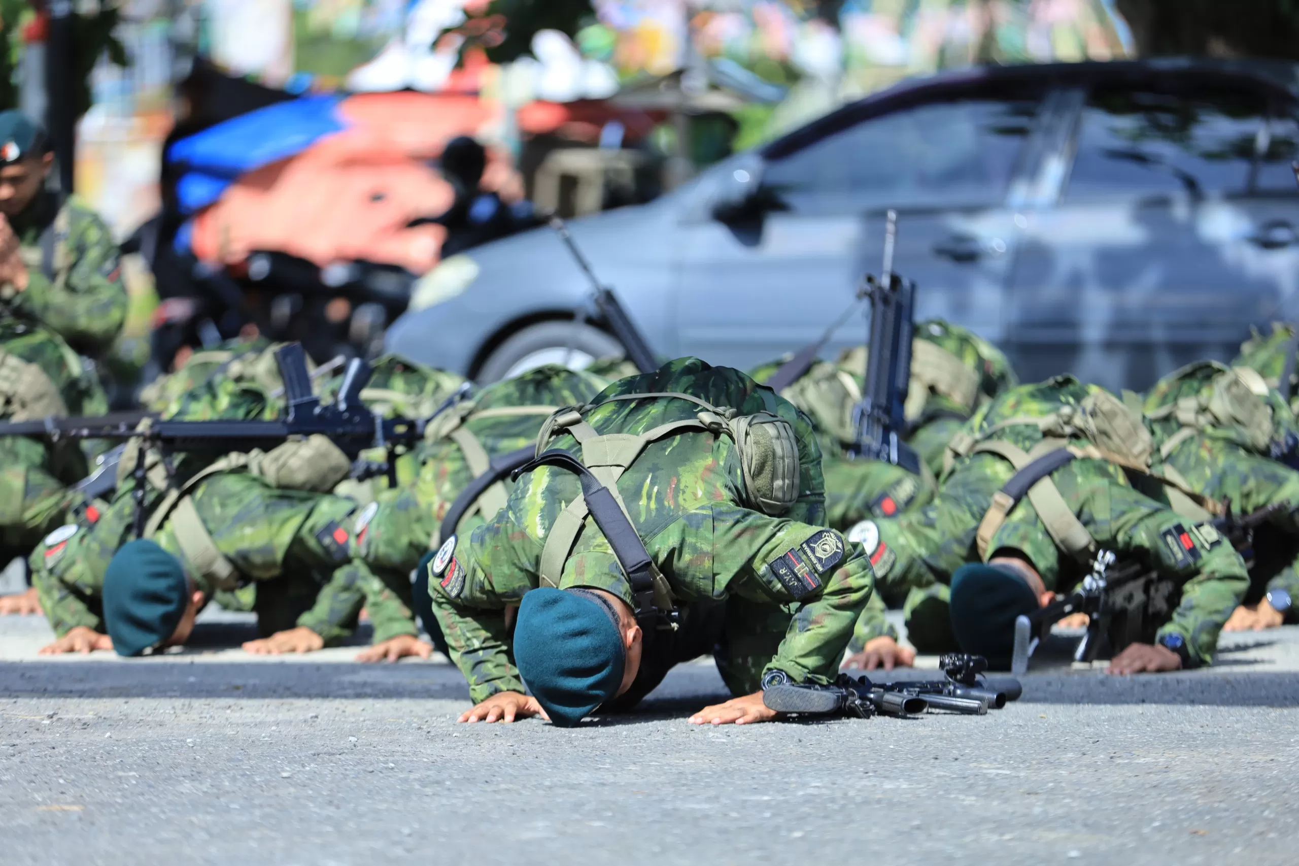 Momen haru prajurit Satgas Rajawali-I Yonif 600/Modang melakukan sujud syukur setibanya di Markas Yonif 600/Modang, Balikpapan, usai menjalankan tugas pengamanan di wilayah Nduga, Papua.