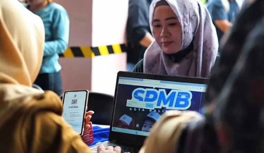 Petugas Disdikbud Kota Balikpapan melayani proses verifikasi dokumen dalam rangkaian SPMB tahun ajaran 2025/2026.  