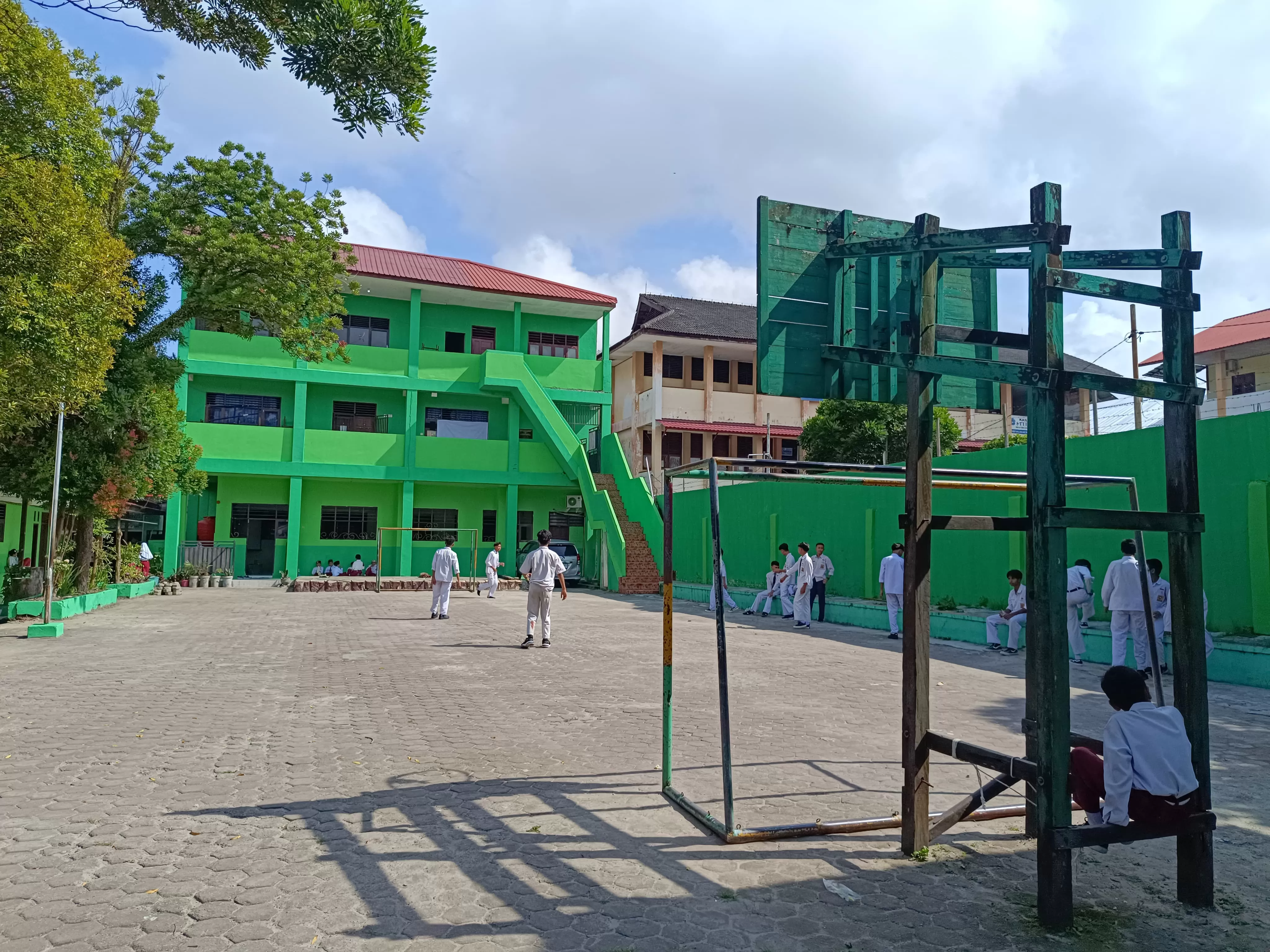 Salah satu contohnya adalah SMP Al Hassan Balikpapan yang menerima subsidi penuh untuk tahun ajaran 2025/2026.