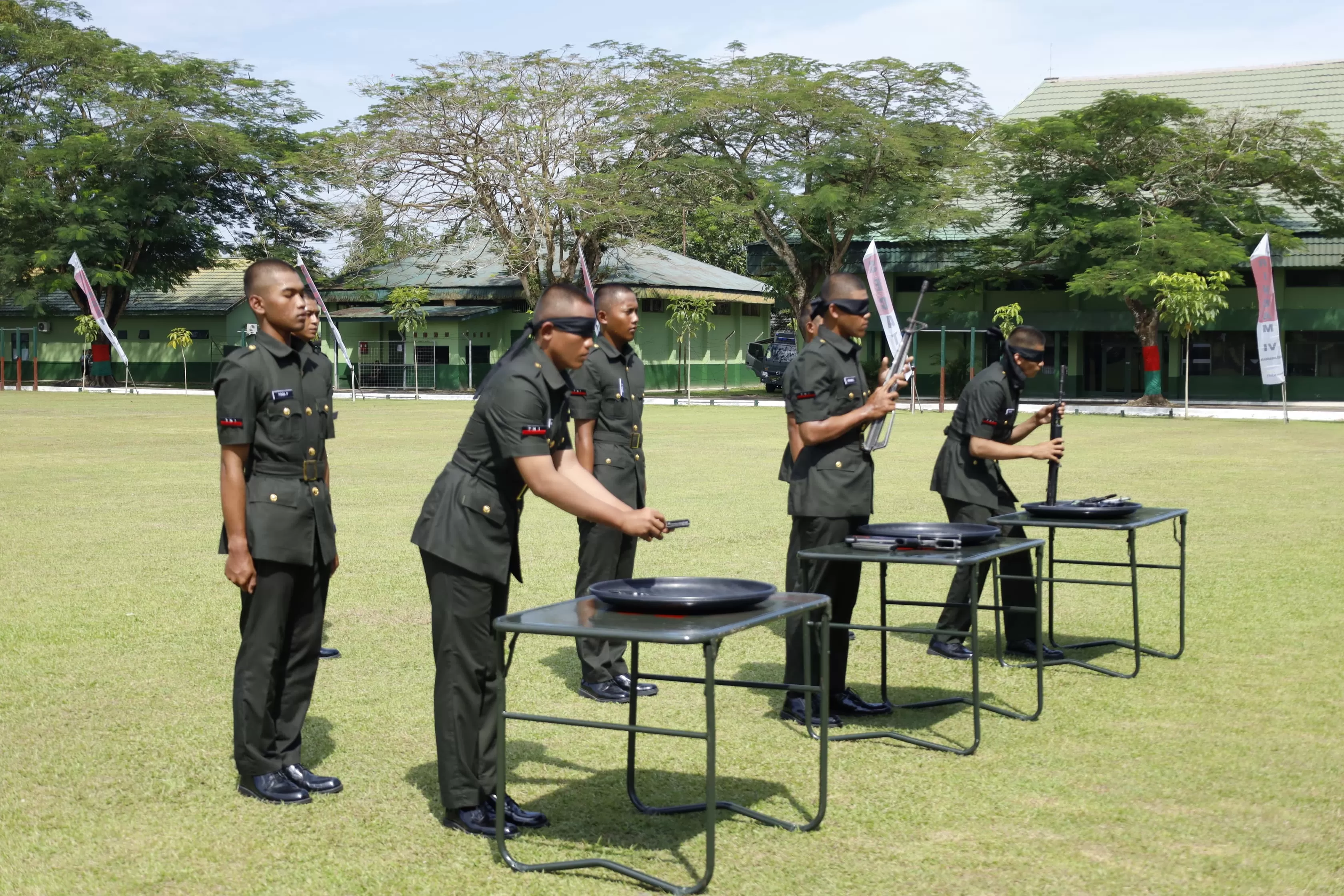 Para calon prajurit hasil seleksi Cata PK TNI AD Gelombang II TA 2025 menunjukkan kemampuan membongkar pasang senjata dengan mata tertutup.