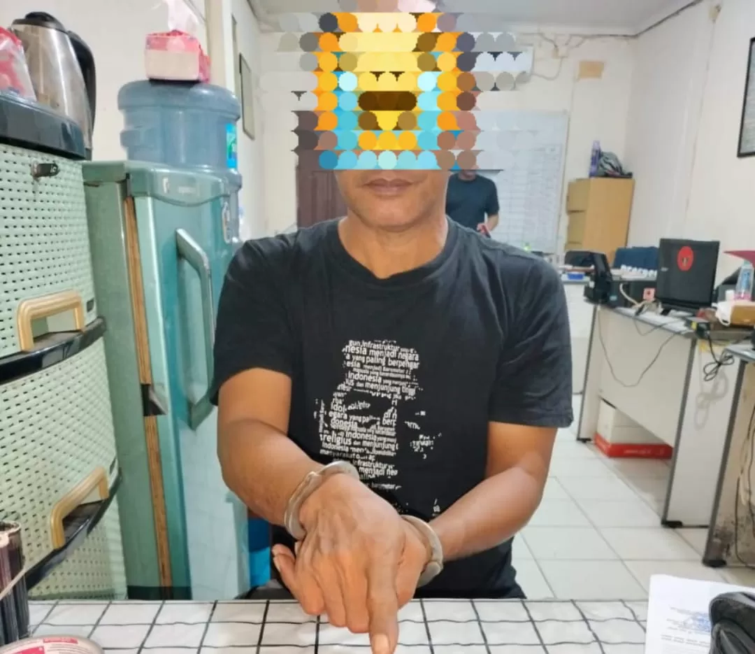 AR, warga Balikpapan Barat ditangkap Unit Jatanras Polsek Balikpapan Selatan saat membawa sabu. Polisi kini memburu jaringan pemasok di balik kasus ini. 