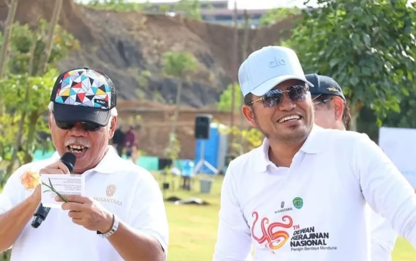 Rudy Mas&rsquo;ud (kanan) bersama Kepala Otorita IKN Basuki Hadimuljono (kiri) menghadiri kegiatan penanaman pohon endemik Kalimantan di Taman Bhineka Tunggal Ika, Ibu Kota Nusantara, Kamis (10/7/2025)