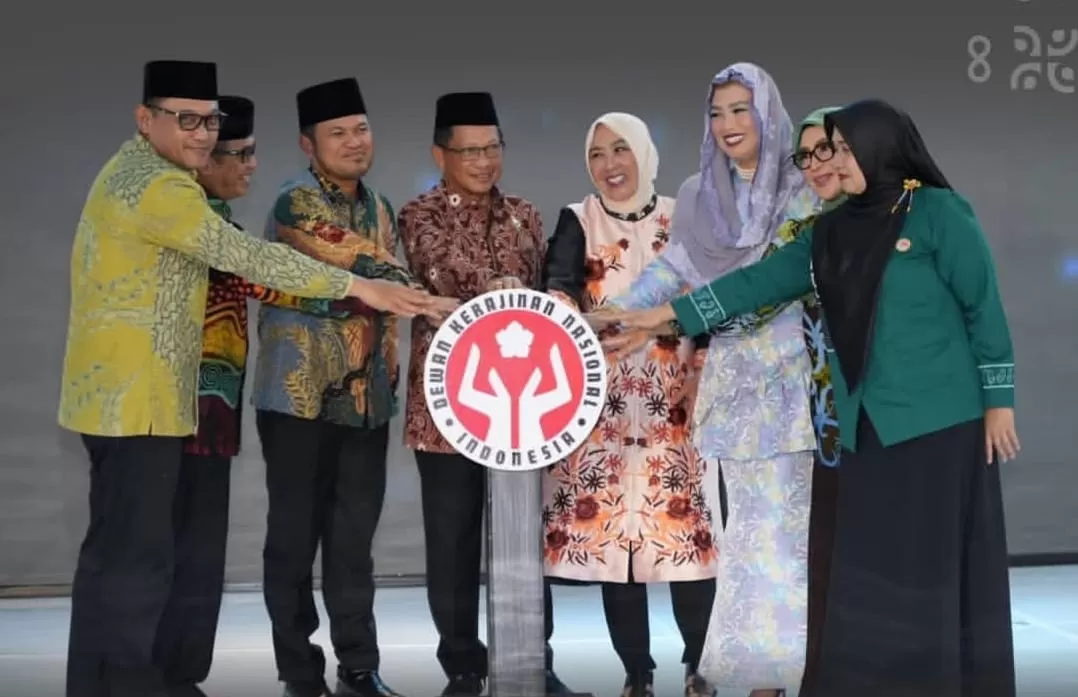 Mendagri Tito Karnavian bersama Ketua Harian Dekranas Tri Tito Karnavian, Gubernur Kaltim H Rudy Mas&rsquo;ud, dan Ketua Dekranasda Kaltim Hj Sarifah Suraidah Harum,menutup rangkaian HUT ke-45 Dekranas.
