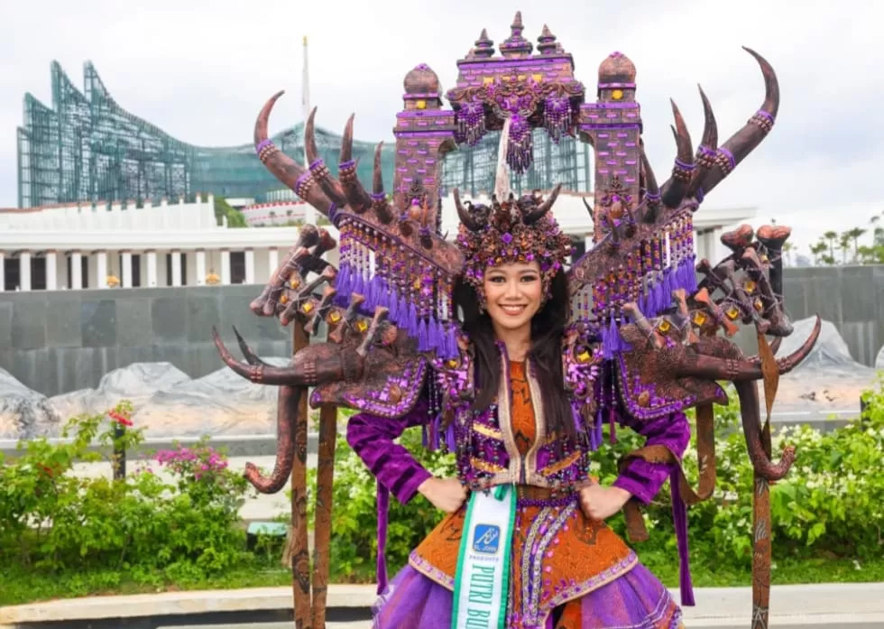 Peserta Nusantara Fashion Carnival 2025 tampil anggun dengan kostum etnik penuh ornamen di kawasan IKN