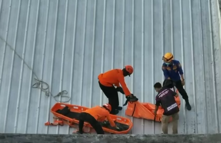  Petugas gabungan mengevakuasi jasad pria yang ditemukan membusuk di atap ruko kosong kawasan Bizpark 2  