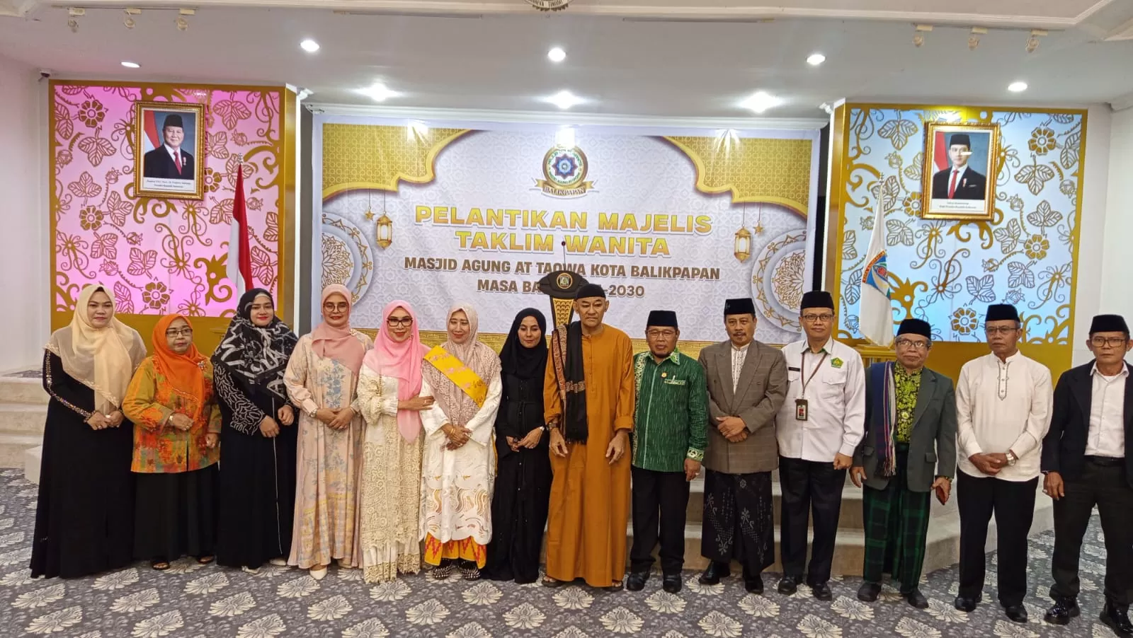 Pengurus Majelis Taklim Wanita At Taqwa yang baru dilantik foto bersama dengan Pembina Majelis Taklim Hj Nurlena Rahmad Mas'ud SE