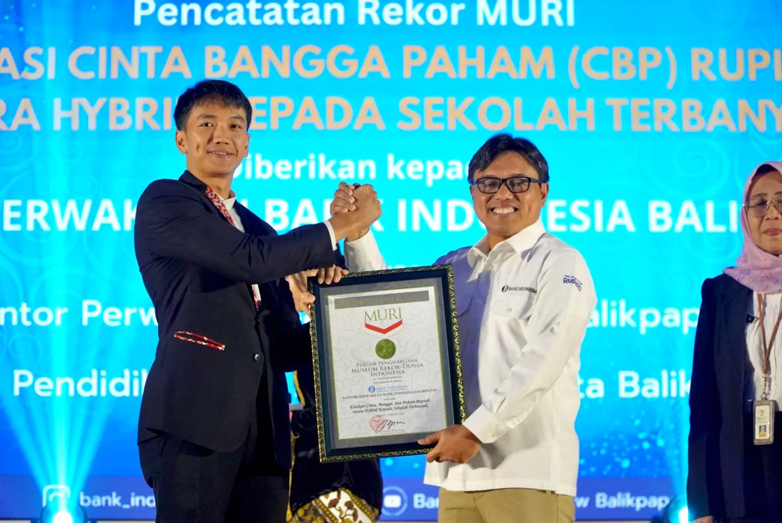 Penyerahan piagam penghargaan MURI kepada Kepala Perwakilan BI Balikpapan, Robi Ariadi