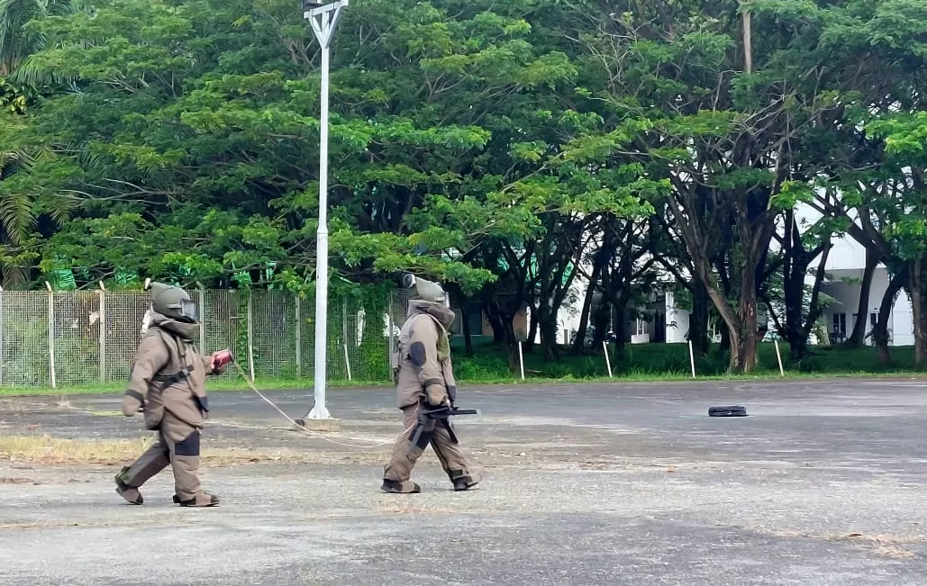 Dua petugas berseragam bomb suit melakukan simulasi penanganan ancaman bahan peledak di area Bandara Sultan Aji Muhammad Sulaiman (SAMS) Sepinggan Balikpapan, Kamis (30/10/2025)