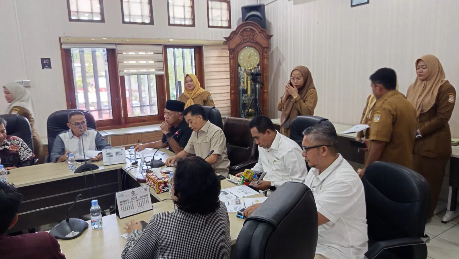Ketua DPRD Balikpapan H.Alwi Alqqodri didampingi Wakil ketua DPRD lainnya menerima rombongan dari Universitas Mulia Balikpapan, Senin, 3/11/2025