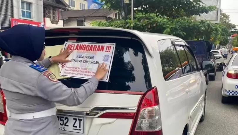 Penertiban parkir liar oleh petugas Dishub Balikpapan  