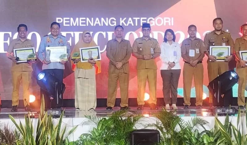 Dinas Perhubungan Kota Balikpapan menerima Piagam Penghargaan Peringkat II Eco Office OPD Kota Balikpapan Tahun 2025 dari Wali Kota Balikpapan.