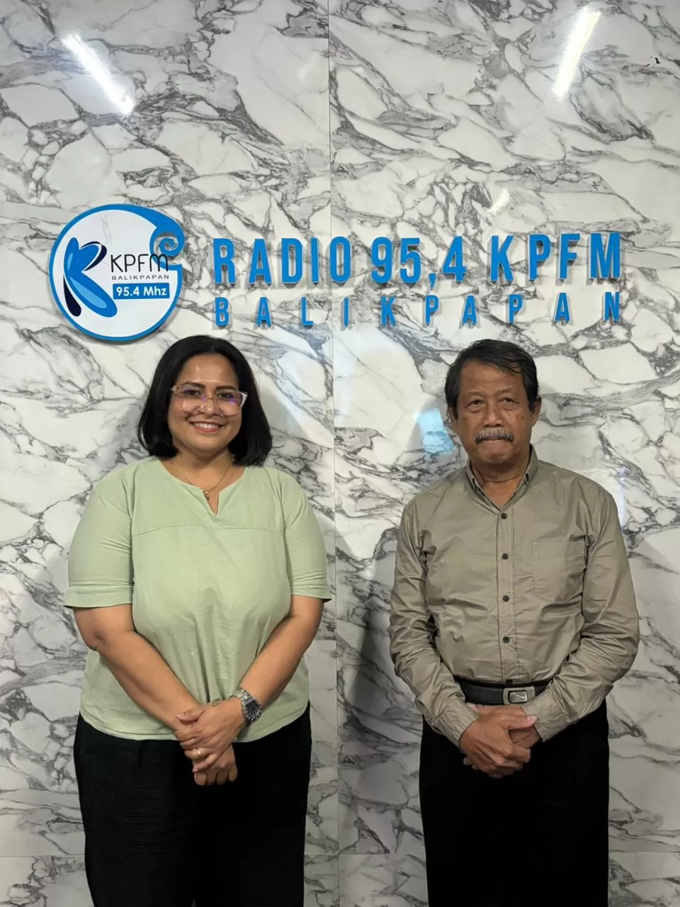 Pemilik Dapoer Purtu 19, Imam Salimi, mengisahkan perjalanan usahanya dalam program talkshow di Radio KPFM Balikpapan, Selasa, 4/11/2025