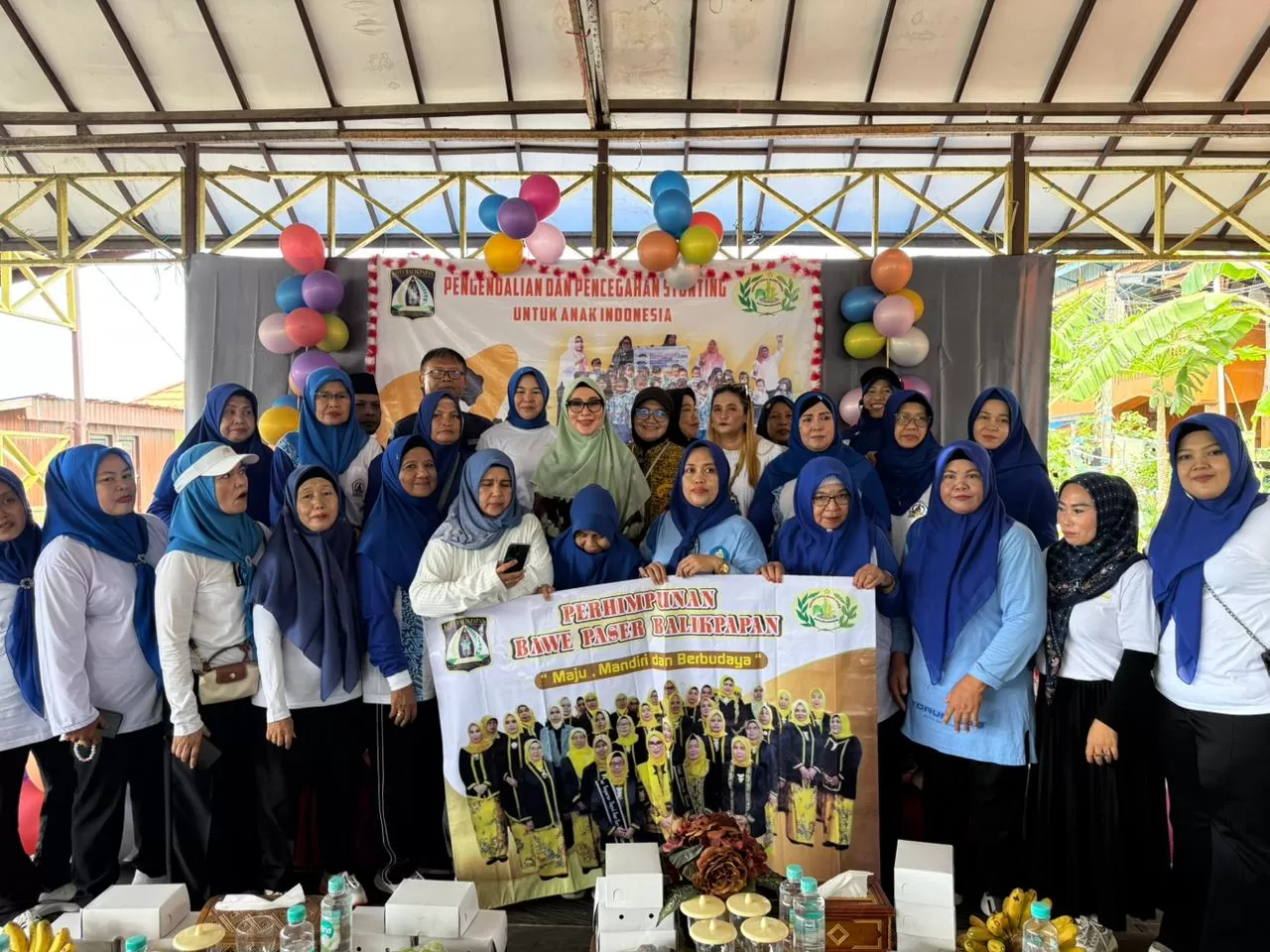 Foto bersama  Perhimpunan  Bawe Paser Balikpapan dan para kader PKK dengan Hj.Nurlena selaku Pembina Perhimpunan  Bawe Paser Balikpapan.