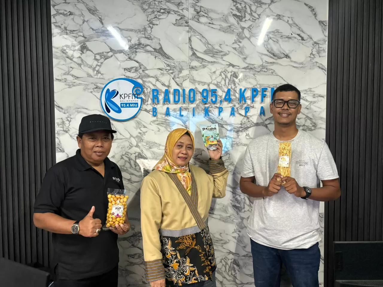 Founder dan Owner Maximalfood Jaya, Nany Achmad, S.E., menceritakan perjalanan usahanya yang dimulai sejak tahun 2015 dalam program talkshow di radio KPFM Balikpapan, Sabtu (8/11/2025).