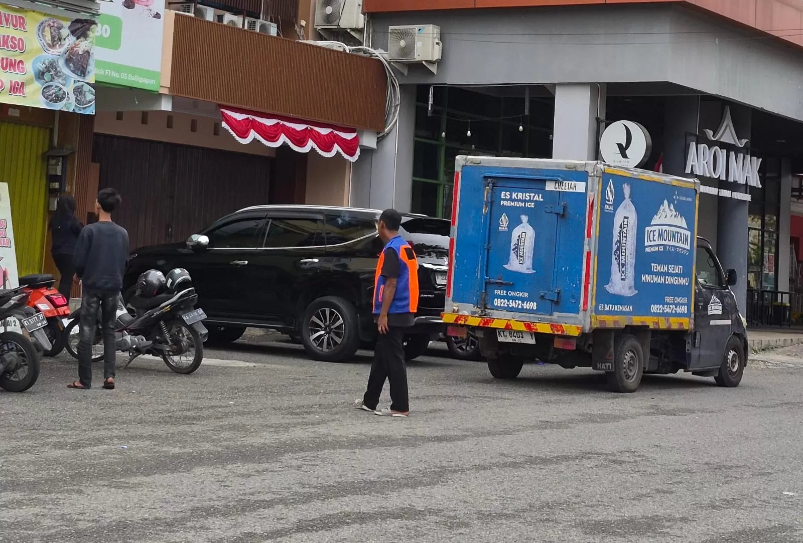 Petugas parkir binaan Dishub Balikpapan di kawasan AZKO, Balikpapan Permai