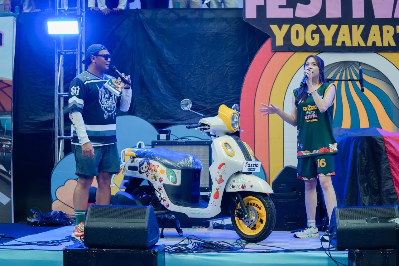 Kemeriahan Fazzio Youth Festival Yogyakarta makin terasa dengan kehadiran Zee, sosok inspiratif yang dikenal lewat gaya hidup ceria dan modifikasi unik pada Fazzio Hybrid miliknya.