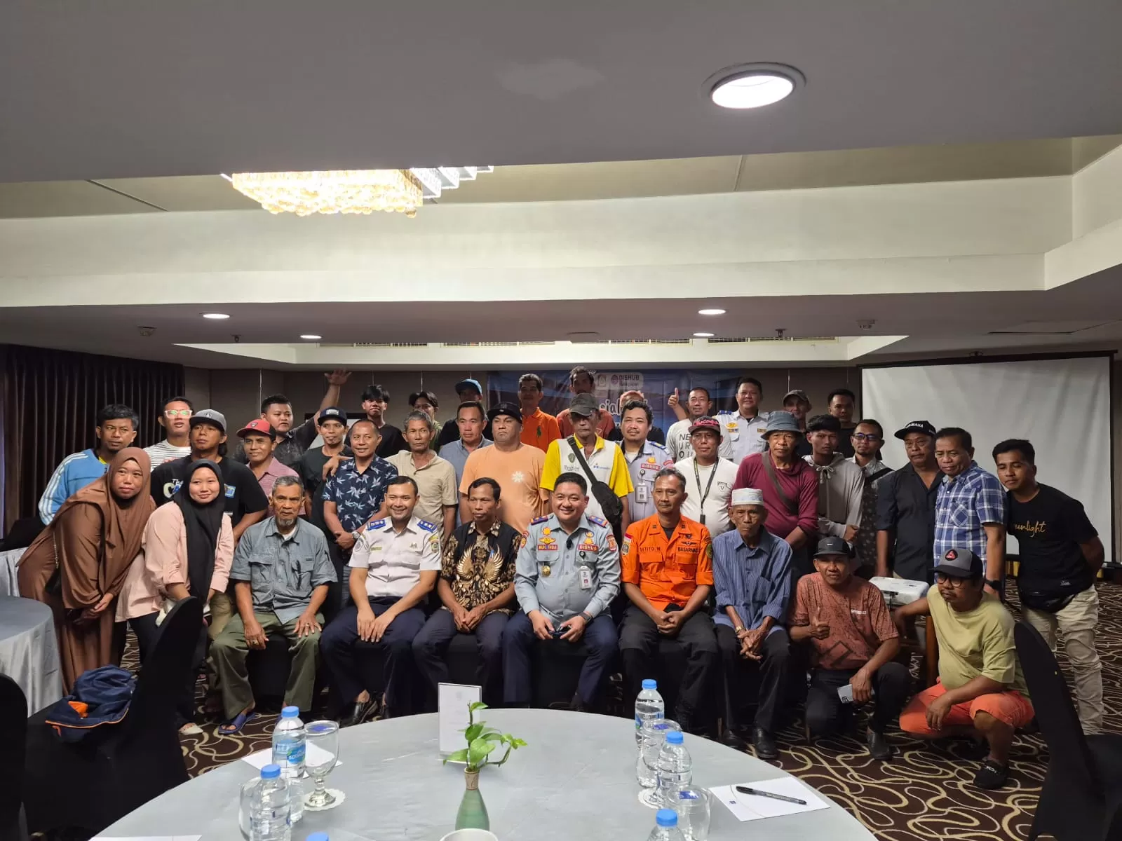 Sosialisasi Keselamatan Pelayaran bagi nahkoda, motoris, anak buah kapal (ABK), dan pemilik kapal di bawah 7 GT di Hotel Blue Sky Balikpapan, Selasa, 11 November 2025.