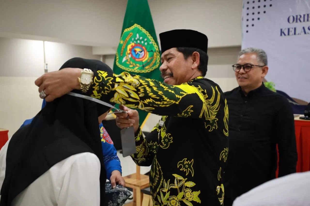 Wakil Bupati PPU, Abdul Waris Muin pada saat menutup Program Orientasi Pegawai Pemerintah dengan Perjanjian Kerja (PPPK) Pemerintah Kabupaten Penajam Paser Utara (PPU),Kamis (13/11/2025)