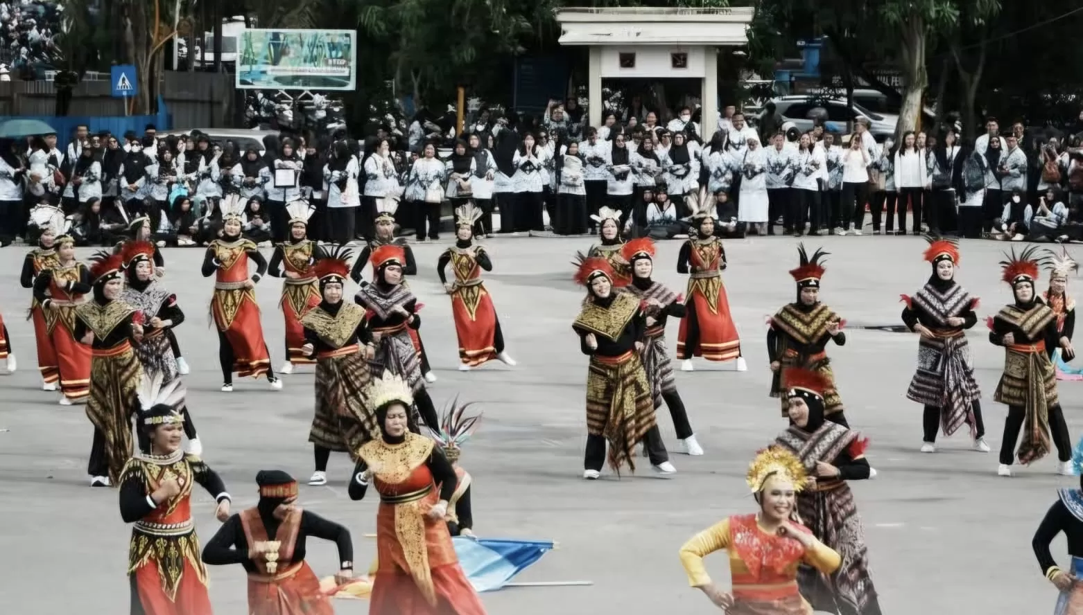 Upacara peringatan Hari Guru Nasional sekaligus HUT ke-80 Persatuan Guru Republik Indonesia (PGRI) di halaman BSCC Dome, Selasa 25 November 2025.