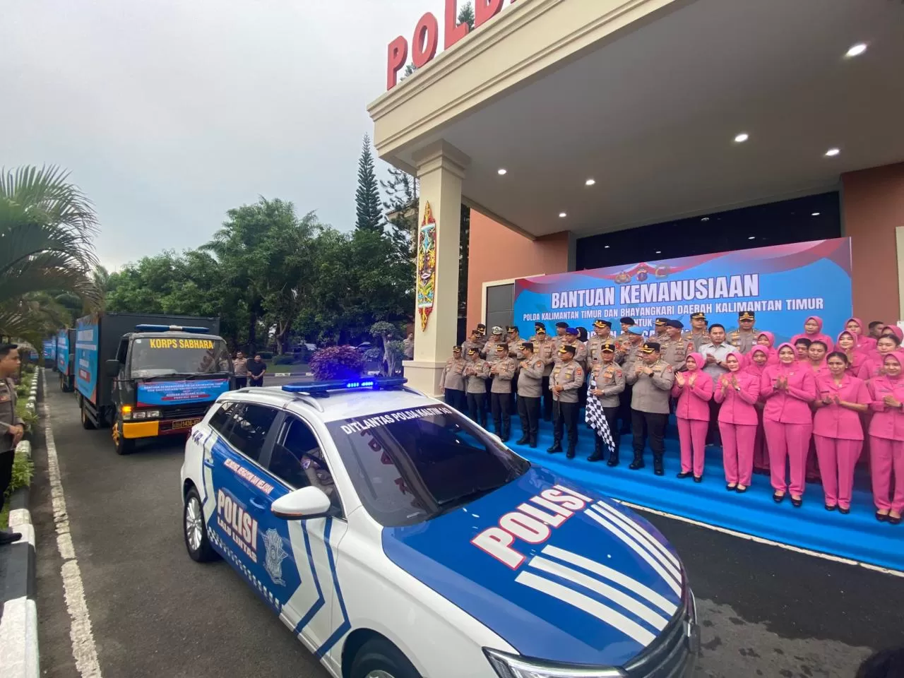 Kapolda Kaltim Irjen Pol Endar Priantoro melepas secara simbolis bantuan kemanusiaan untuk korban bencana di Aceh, Sumut, dan Sumbar 