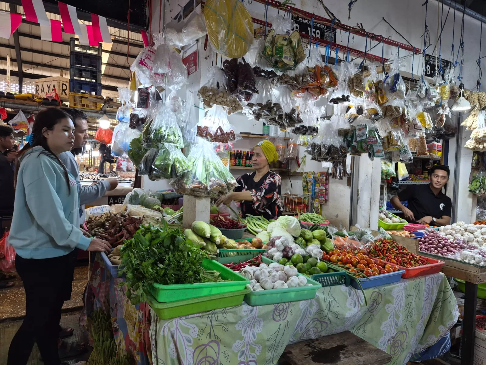 Kenaikan sejumlah harga bumbu dapur mulai terasa di Pasar Klandasan. Pedagang seperti Ibu Nana mengeluhkan pasokan tersendat akibat cuaca, sehingga cabai, bawang merah, hingga jahe mengalami lonjakan 