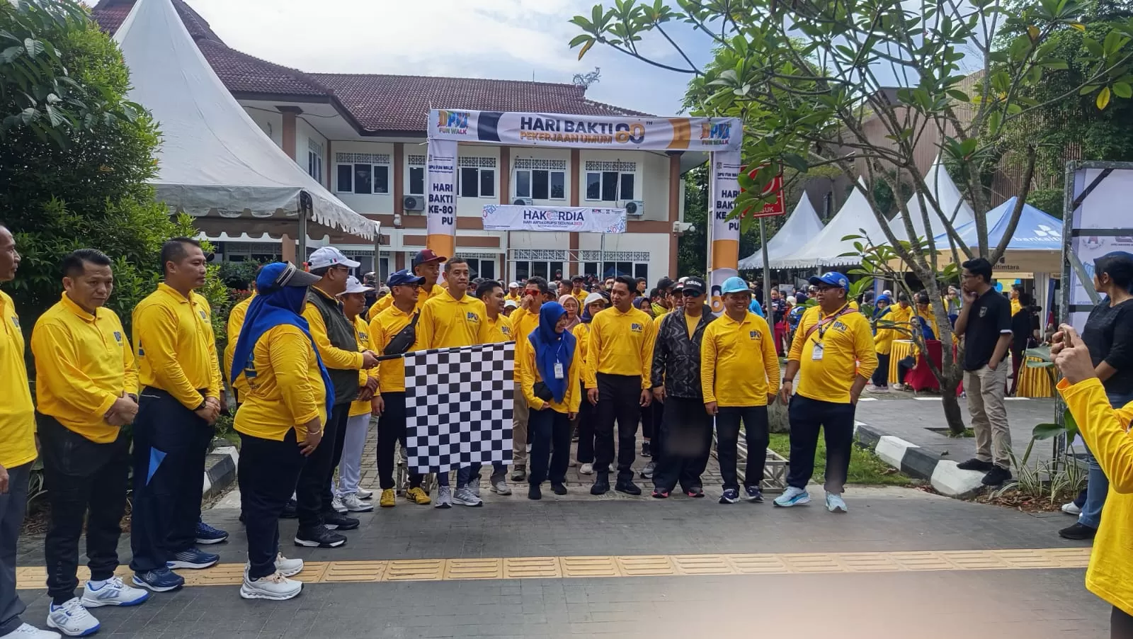 Wakil Wali Kota Balikpapan, Bagus Susetyo mengibarkan bendera Start di mulainya Fun Walk Hari Bakti PU ke 80.