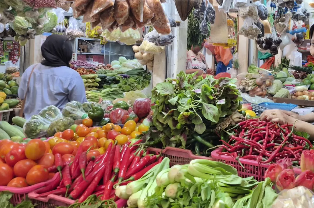 Sejumlah komoditas seperti cabai dan bawang mencatat kenaikan tertinggi jelang Nataru, terpantau di Pasar Klandasan 