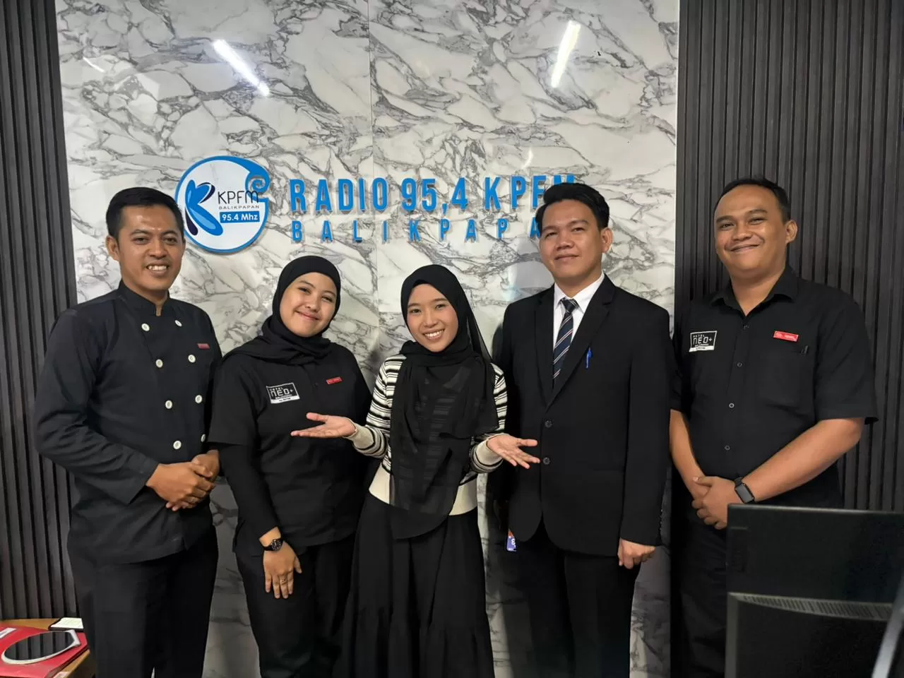 Tim Marketing Neo+ Hotel memperkenalkan Promo Spesial Christmas dan New Year dalam program Talkshow di Radio KPFM Balikpapan.