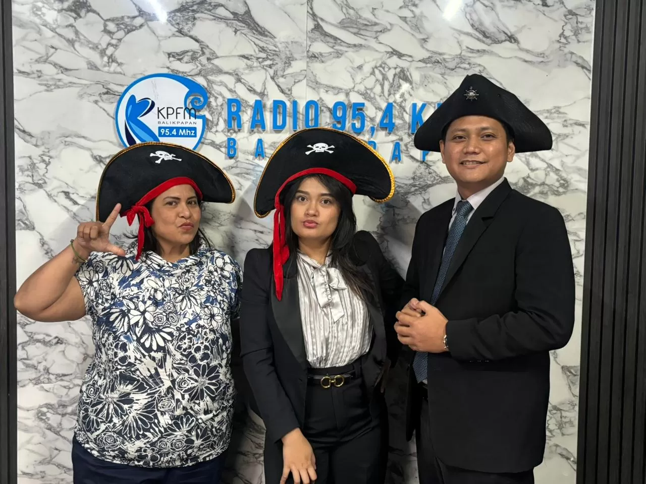 Marcomm Manager Zizi dan Food and Beverage Manager Hotel Adit  pada saat talkshow di Radio KPFM Balikpapan, Kamis (11/12/2025).