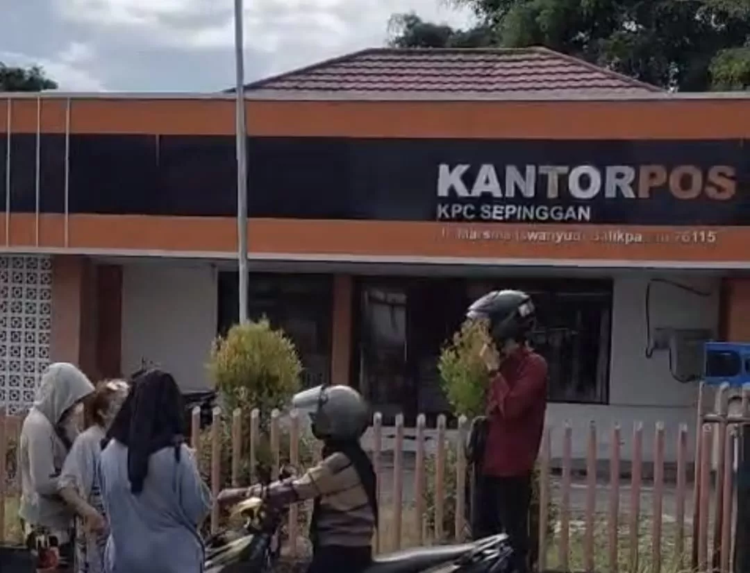 Suasana Kantor Pos Cabang Sepinggan, Balikpapan Selatan, lokasi terjadinya aksi perampokan yang menyebabkan seorang pegawai mengalami luka di kepala dan harus mendapat perawatan medis