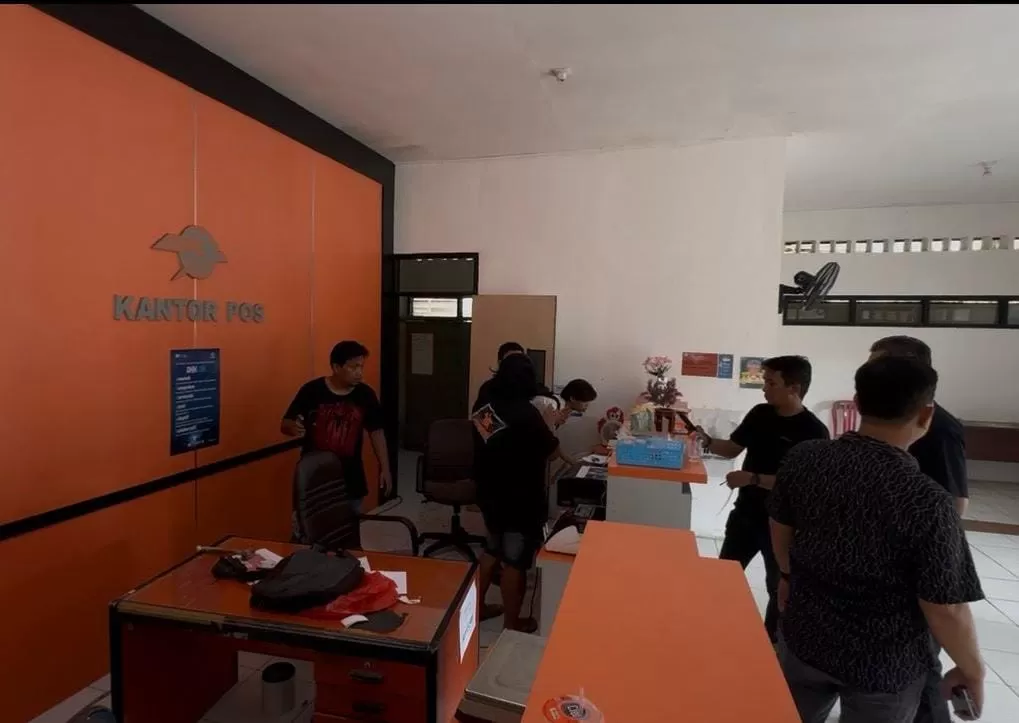 Petugas kepolisian melakukan penyelidikan di Kantor Pos Cabang Sepinggan  