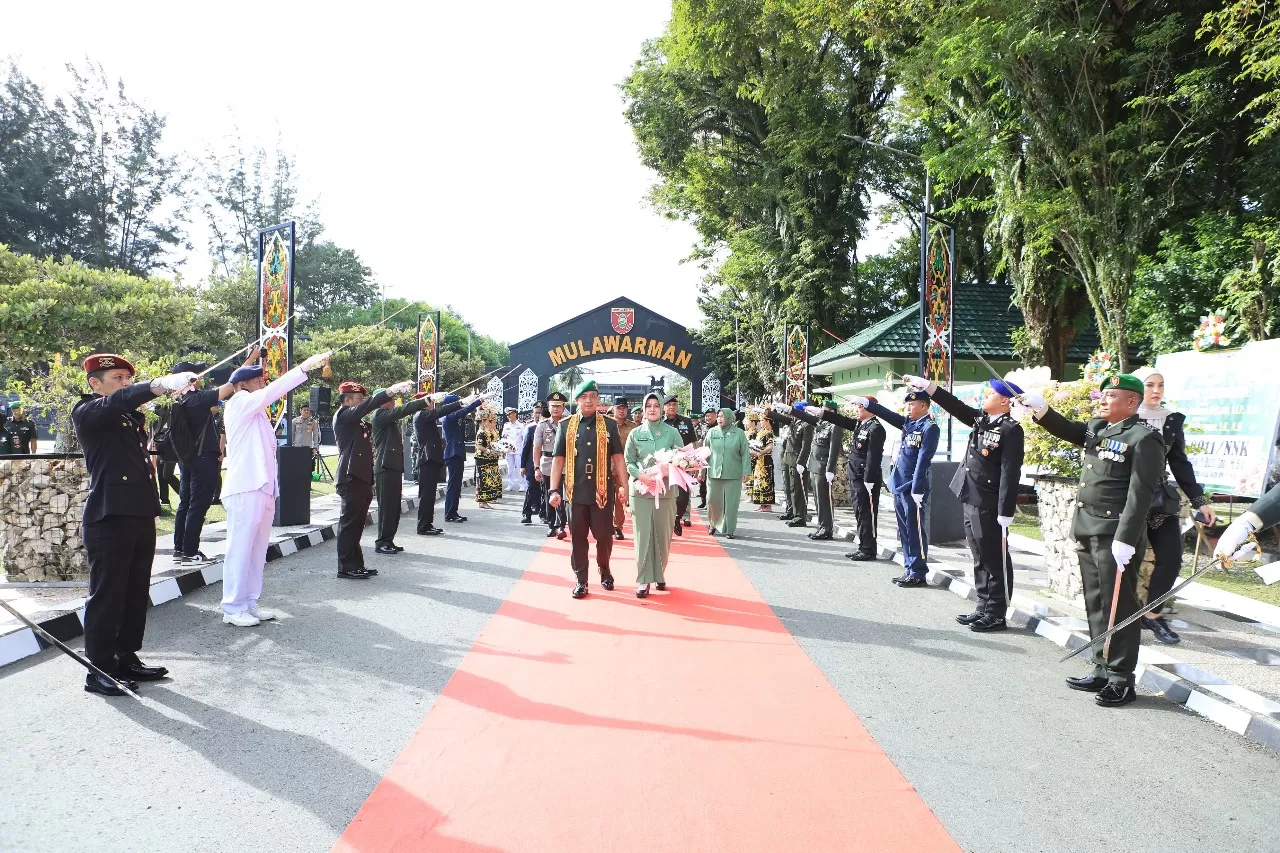 Suasana khidmat prosesi pergantian Pangdam VI/Mulawarman di Aula Makodam VI/Mlw, Balikpapan, Senin (15/12/2025)