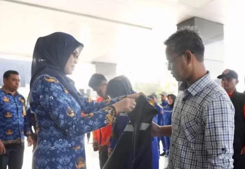  Sri Wahyuni secara simbolis memasangkan rompi kepada perwakilan relawan saat pelepasan 37 Tim Relawan Penanggulangan Bencana Kaltim yang akan bertugas membantu penanganan bencana di Aceh Tamiang.
