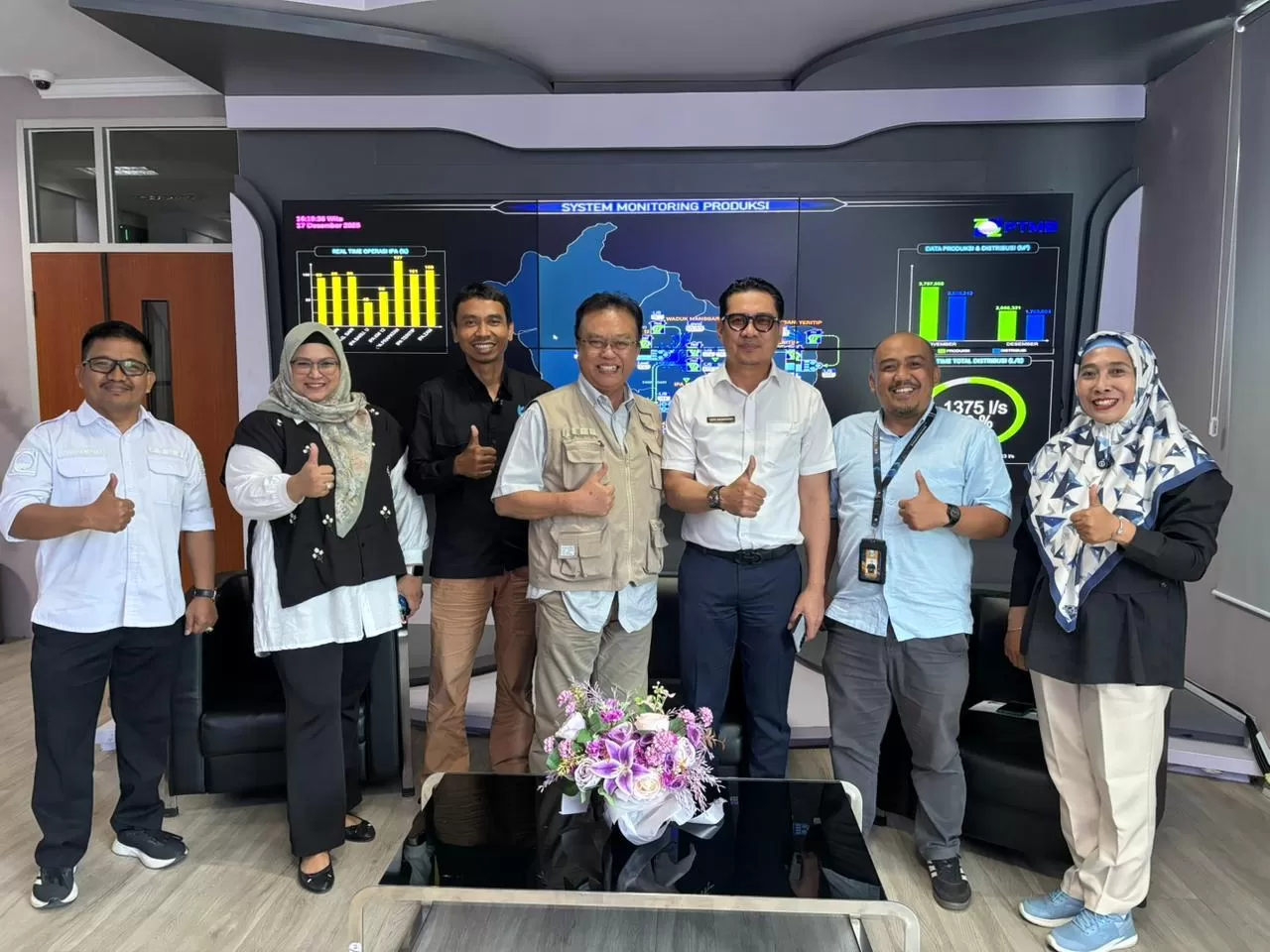 Foto barenga Direksi PTMB dengan Manajemen Radio KPFM Balikpapan usai Talkshow, Rabu 17 Desember 2025