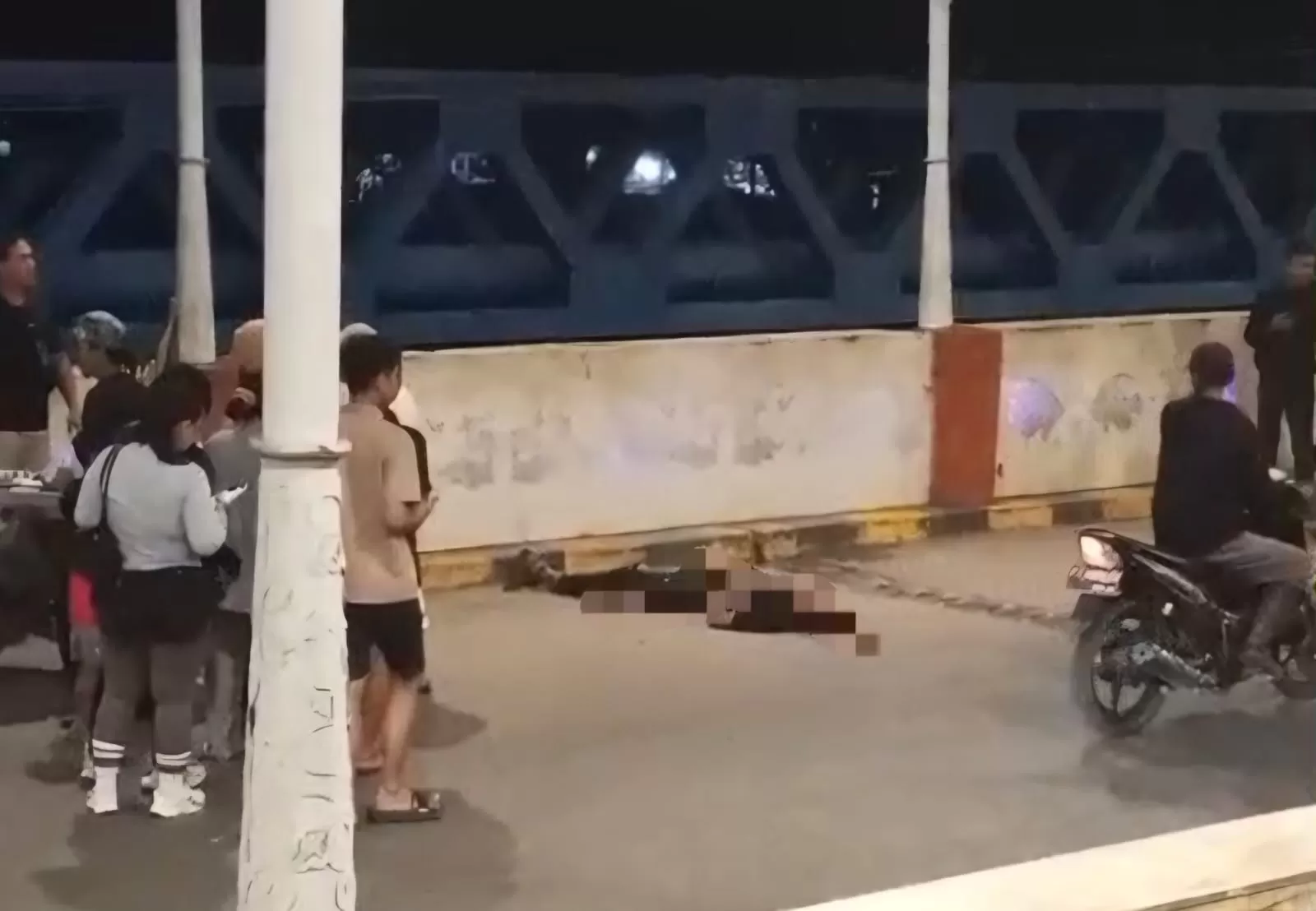 Korban tergeletak tak sadarkan diri di atas jembatan Manggar 