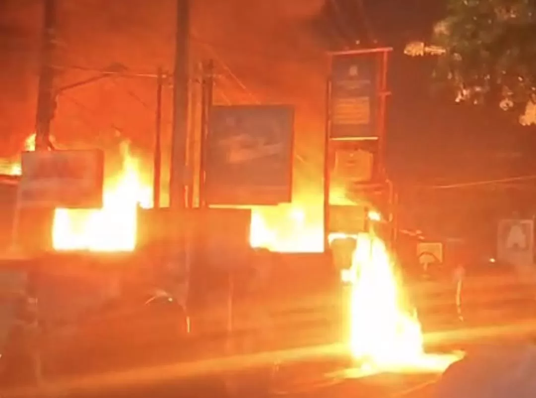 Kobaran api mengamuk di kawasan permukiman Gunung Samarinda, Kamis malam, 18 Desember 2025,